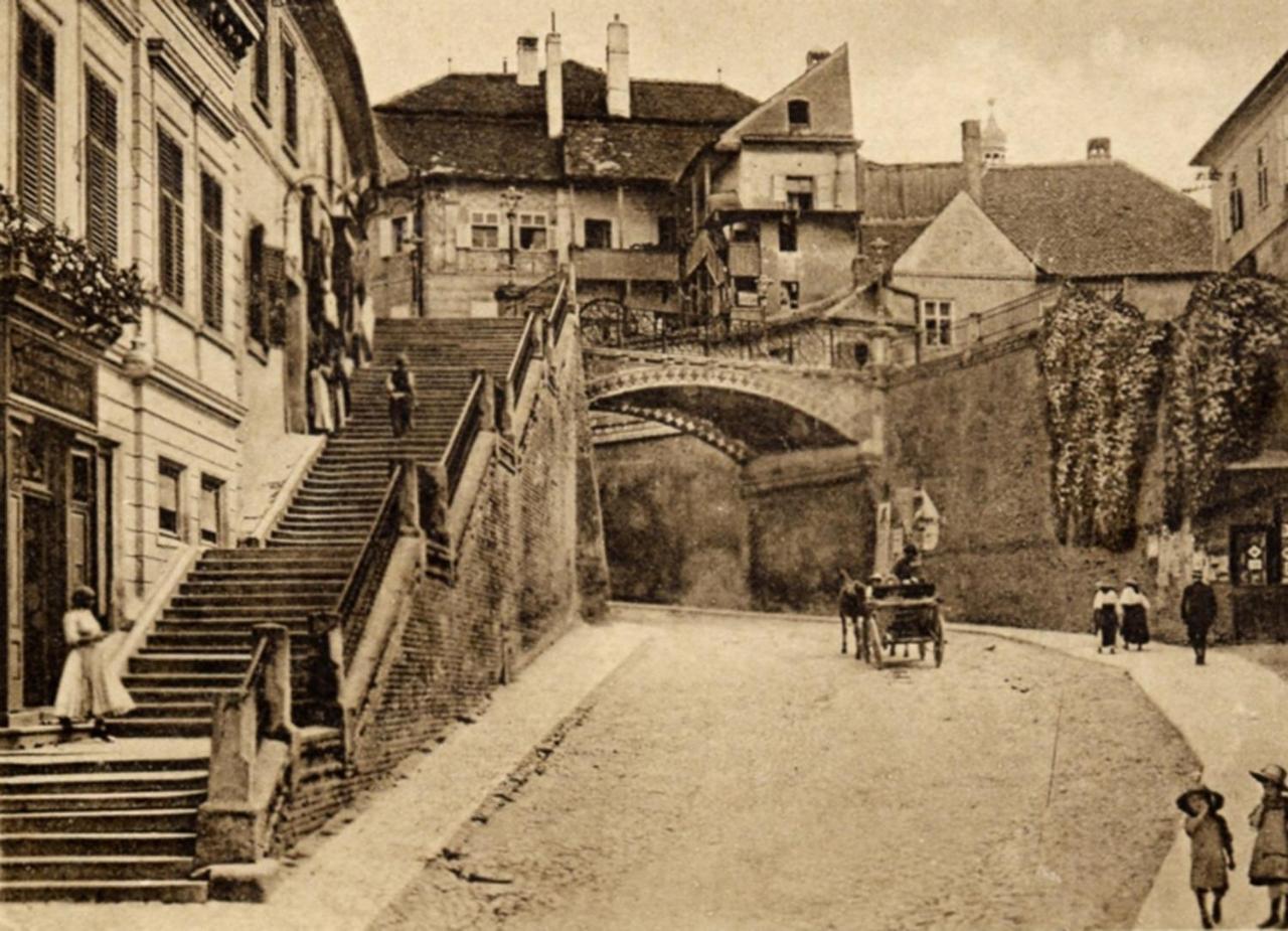 Zur Krone Sibiu Bagian luar foto